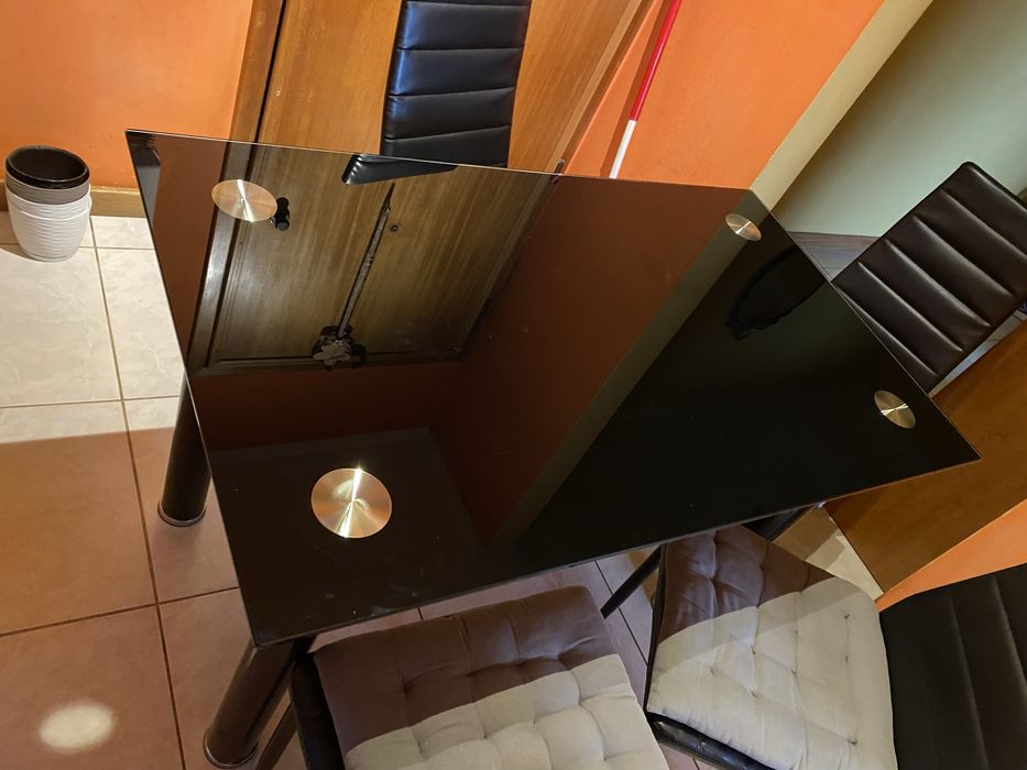 Mesa de vidro de jantar com 4 cadeiras e 2 candeeiros