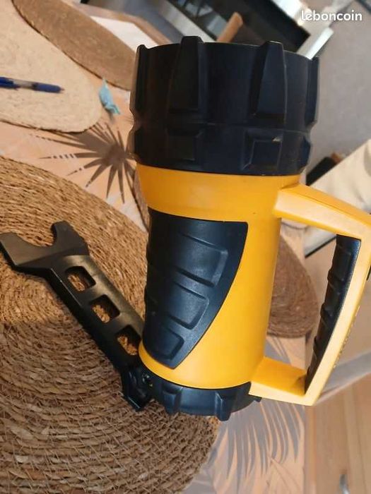 Lanterna industrial VARTA impermeável, flutuante e à prova de impacto