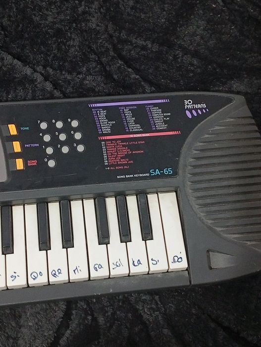 Órgão Casio a funcionar menos duas teclas