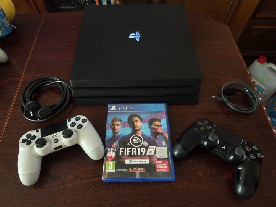 Konsola PlayStation 4 pro.. 1 TB.. pady.. gra.. polecam..
