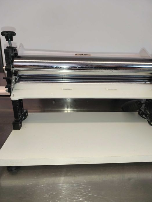 Laminadora SARO Profissional  Vende-se laminadora profissional da marca SARO, ideal para pizzarias, padarias, pastelarias e outros negócios.