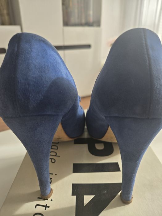 Włoskie, skórzane buty na obcasie Apia