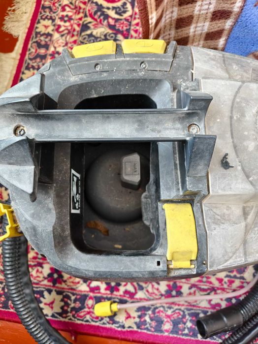 Мийний пилосос Kärcher Puzzi 8/1 (на запчастини або під відновлення)