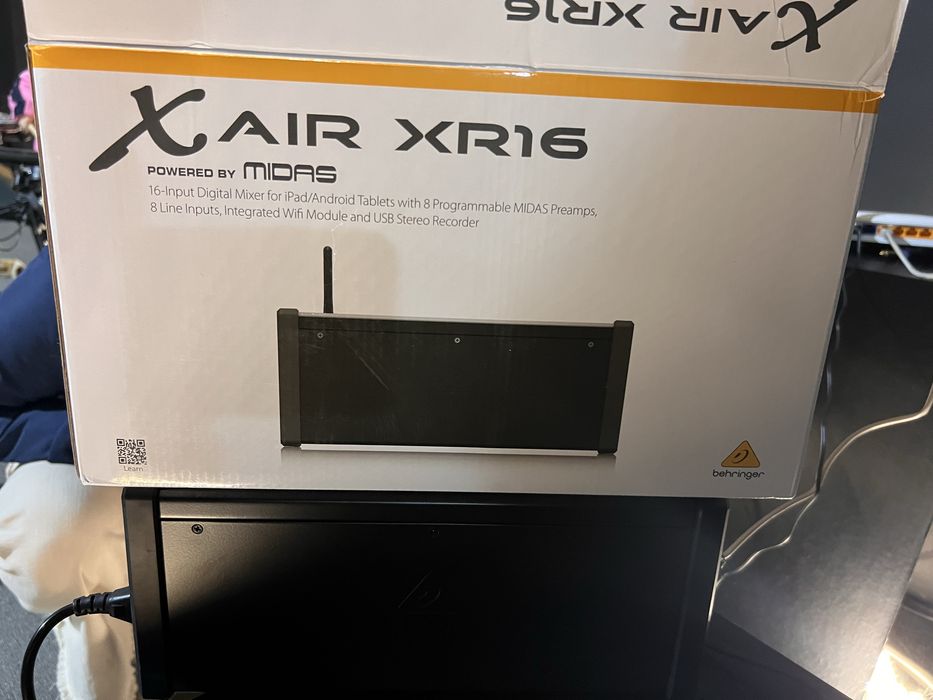 Bateria , microfone, mesa de som