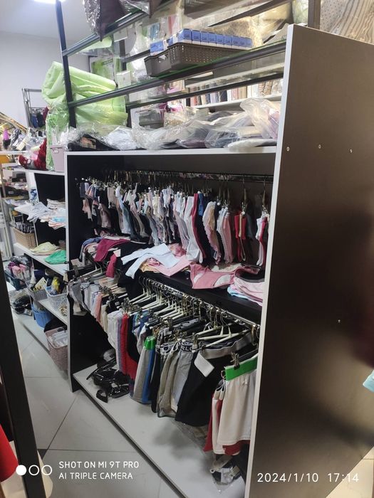 Продається острівна торгова вітрина