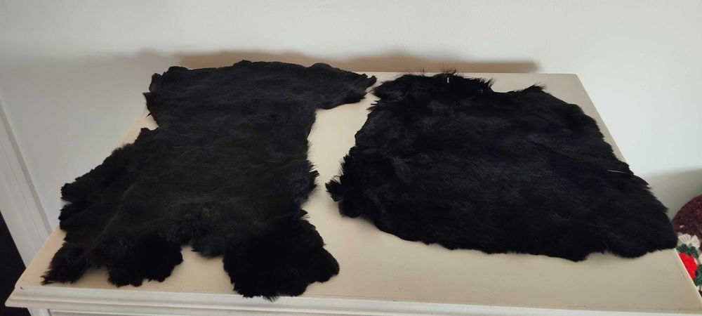 Pequenos retalhos de pele de pelo raso preto