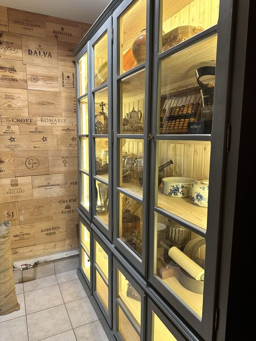 Armarios louceiros vintage! Iluminados e de varias cores…