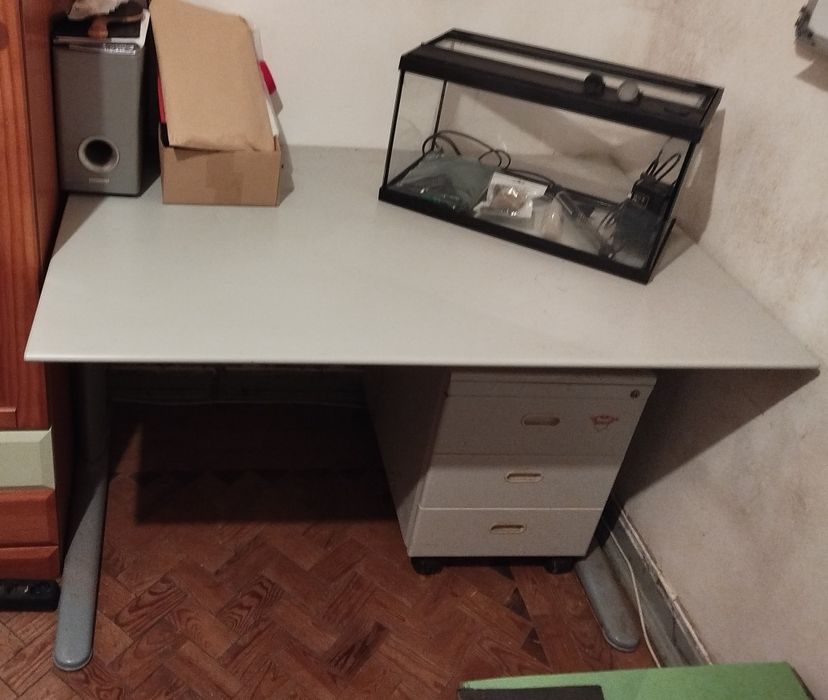 Secretaria com armário de gavetas