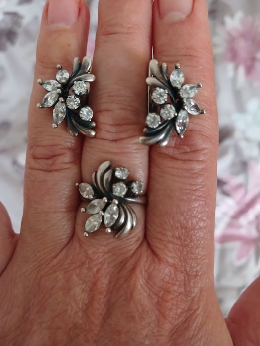 Набір срібних прикрас.