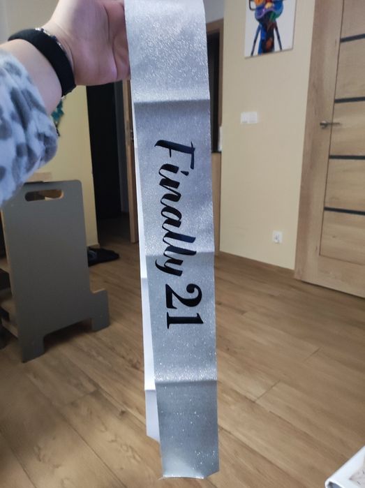 Srebrna błyszcząca szarfa 21