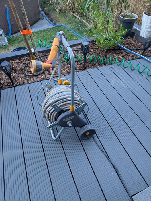 Wózek na wąż Hozelock + wąż 38m 1/2" + zraszacz Fiskars Solid M + złączki