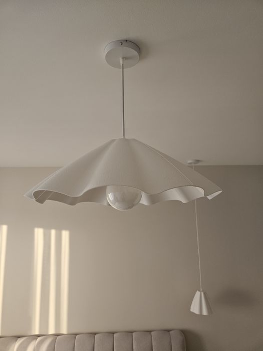 Biała lampa sufitowa