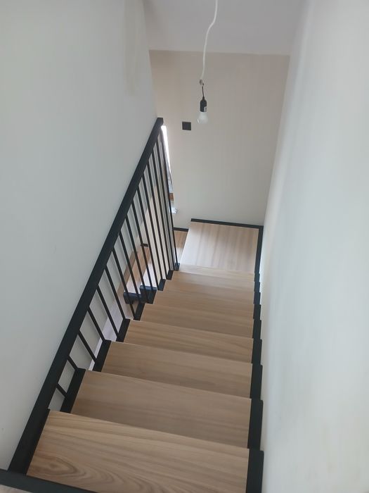 Schody metalowe drewniane balustrady