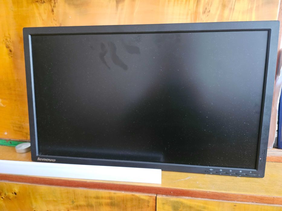 Monitor Lenovo THINKVISION do gier HDMI dp vga 1080p 23.5 cali IPS 60HZ używany sprawny