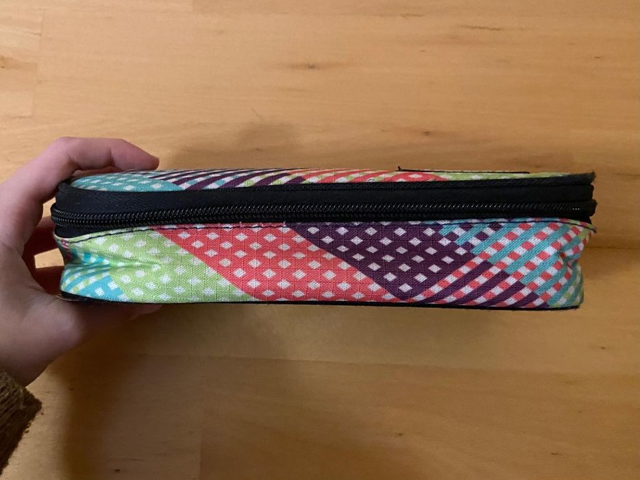 2 estojos diferentes