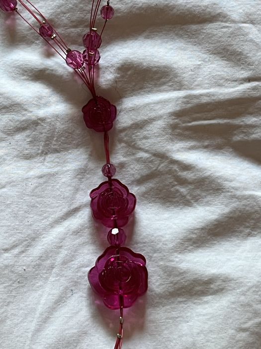 Colar comprido marca Escada em cor de rosa