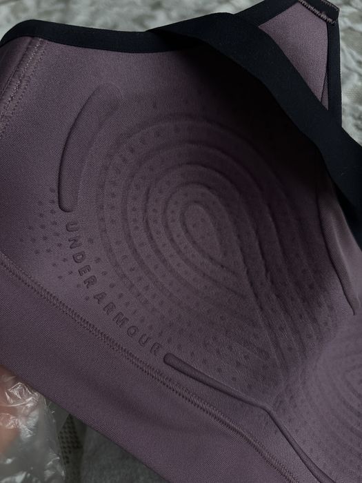 Спортивные поддерживающие  топы under armour