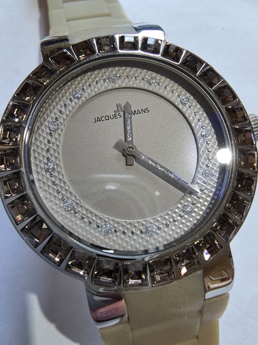 Годинник бренду Jacques Lemans.