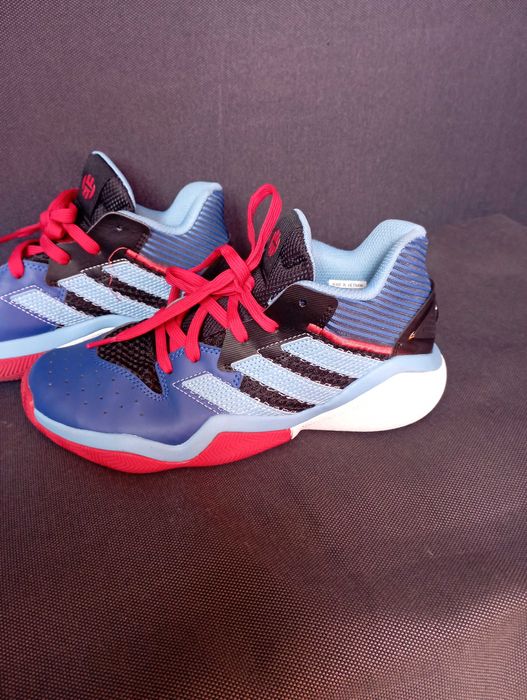 Кроссовки Adidas.