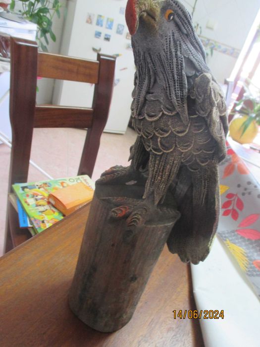 Àguia com pedestal em madeira