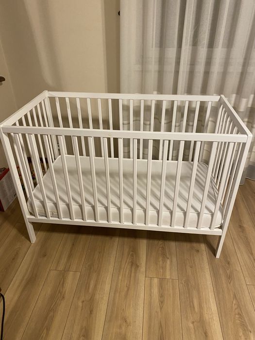 Łóżeczko niemowlęce białe drewniane