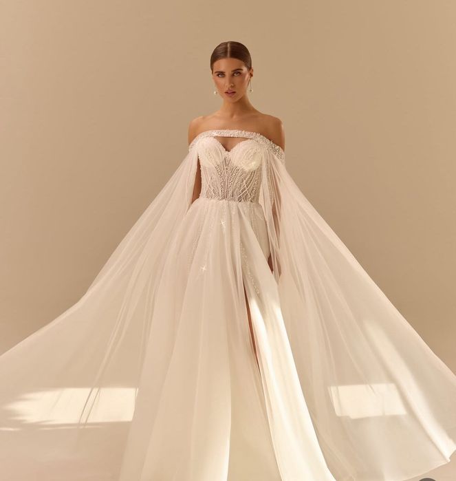 Весільна сукня з кейпом