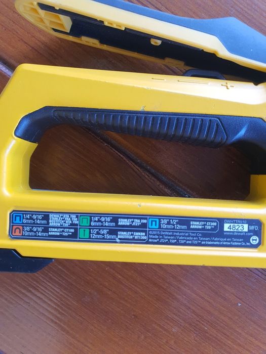 Степлер Dewalt multi-tacker.