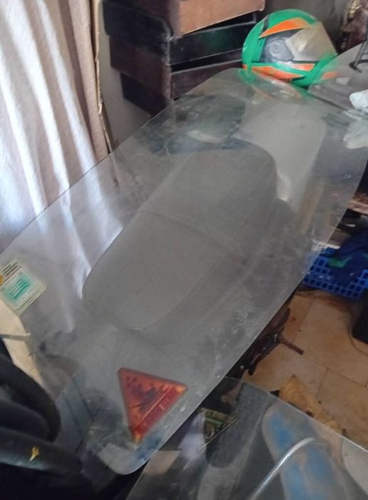 Parabrisas antigo de carro sem identificação de modelo