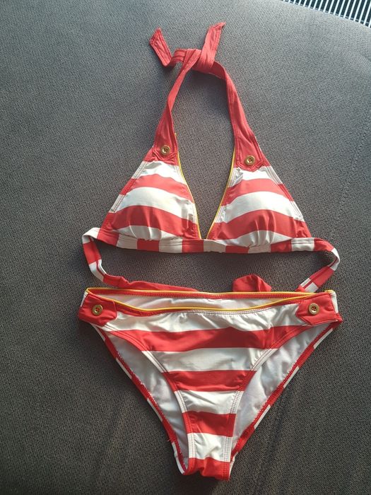 Piękne bikini biało czerwone