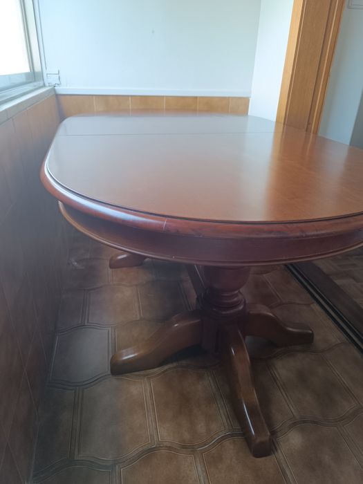 Mesa oval extensível em cerejeira