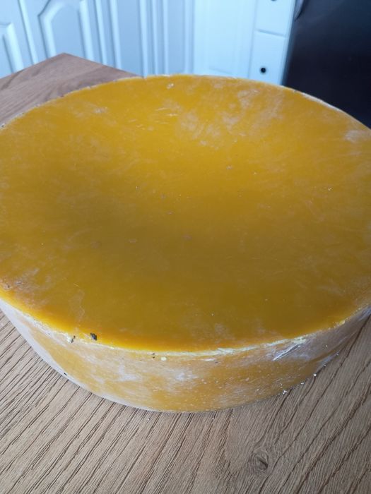Wosk pszczeli z przydomowej pasieki