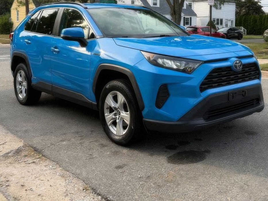 Toyota RAV4 Hybrid XLE Premium      2023
