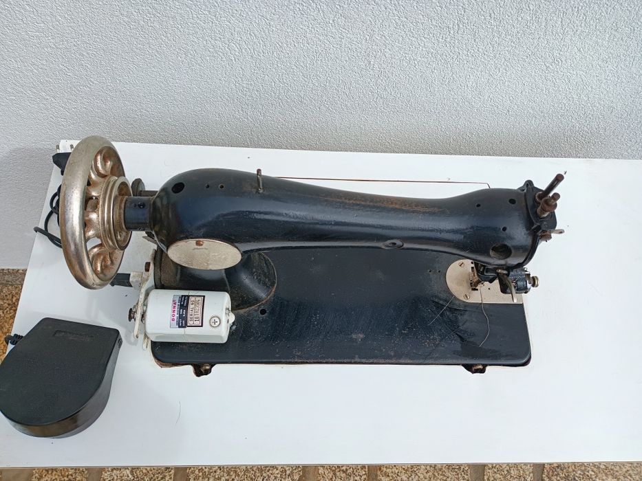 Máquina de costura a funcionar perfeitamente.
Manual, com adaptador mecânico elétrico.