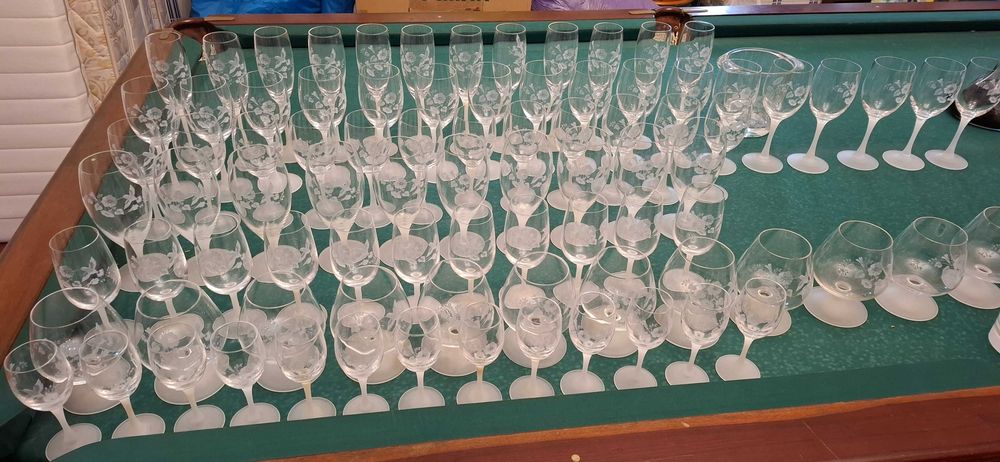 Conjunto de copos e garrafas em vidro gravado – mais de 100 peças