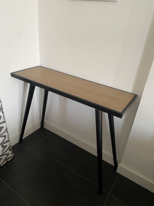 Mesa consola preta com espinhas
