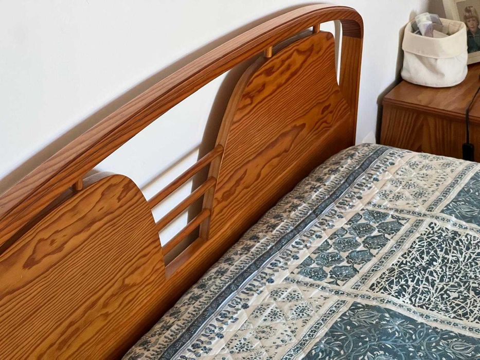 (DESCIDA DE PREÇO) Conjunto de quarto em madeira – cama de casal + 2 mesas de cabeceira + arrumação