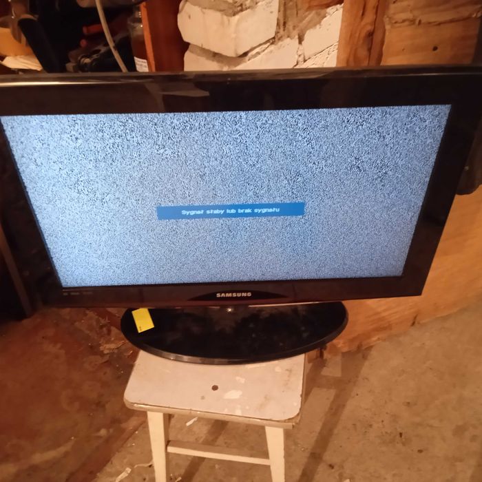 telewizor LCD samsung 26 cali z nogą i pilotem sprawny