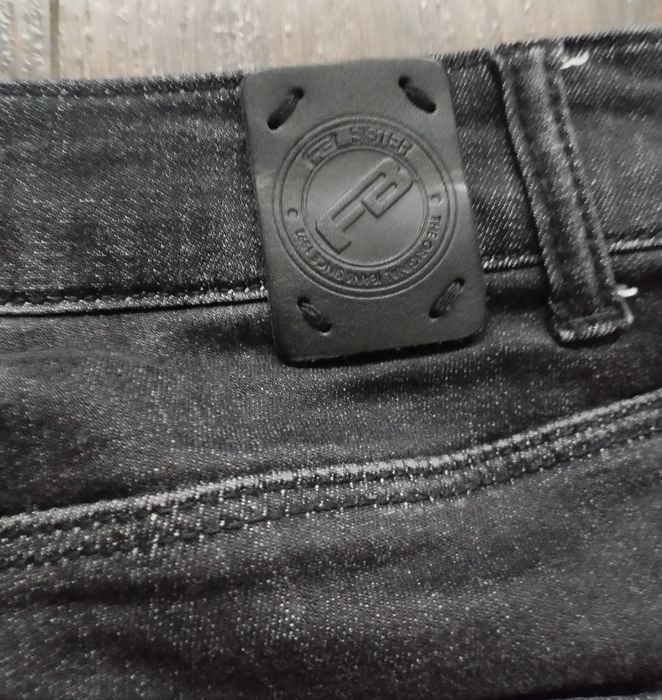 Czarne dżinsy skinny lampasy