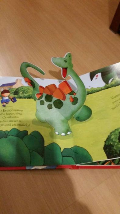 Livro "Harry e a caça ao Dinossauro" Civilização Editora com pop-ups
