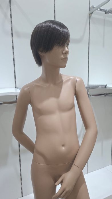Manequim juvenil 10–12 anos com cabelo e base de vidro