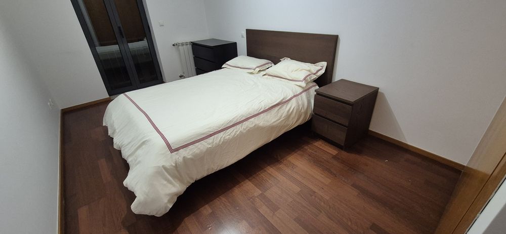 Cama Ikea e mesa de cabeceira.