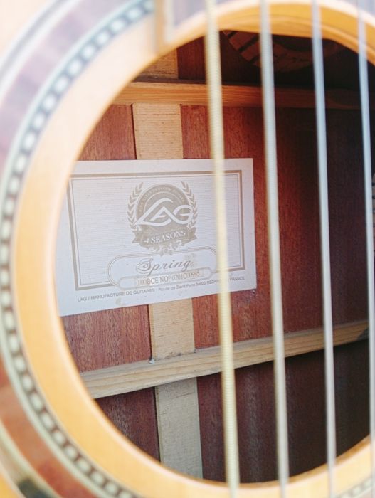 Guitara LAG baby jumbo electroacustica.