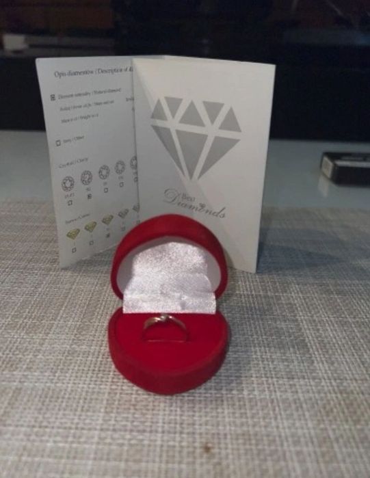 Pierscionek zareczynowy złoty z brylantem