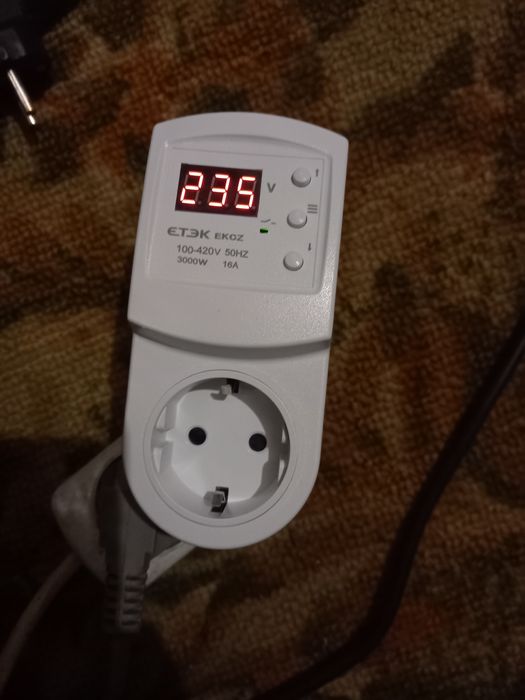 Реле напруги в розетку