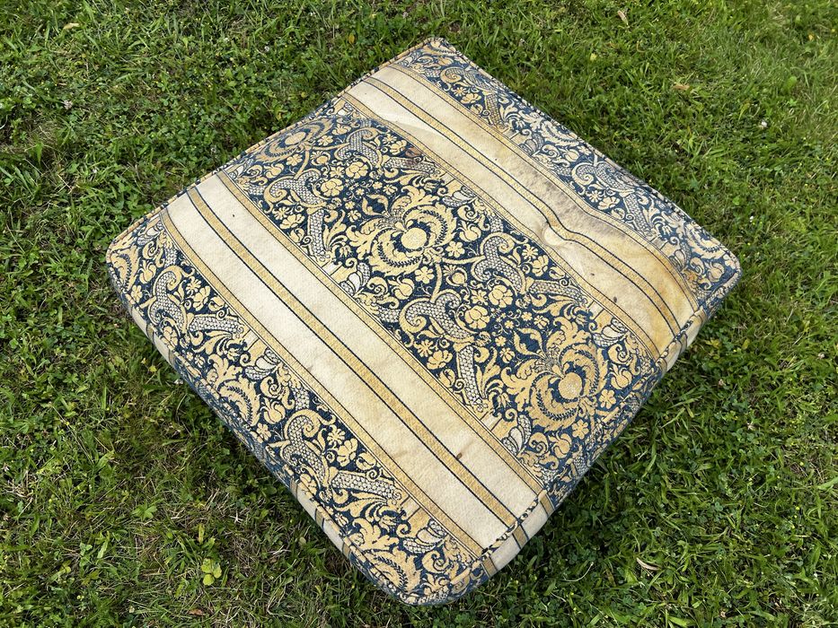 Podnozek pufa tapicerowana