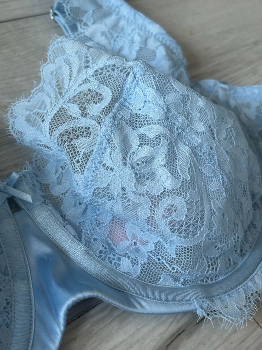 Śliczny koronkowy biustonosz Hunkemöller w kolorze baby blue nowy!