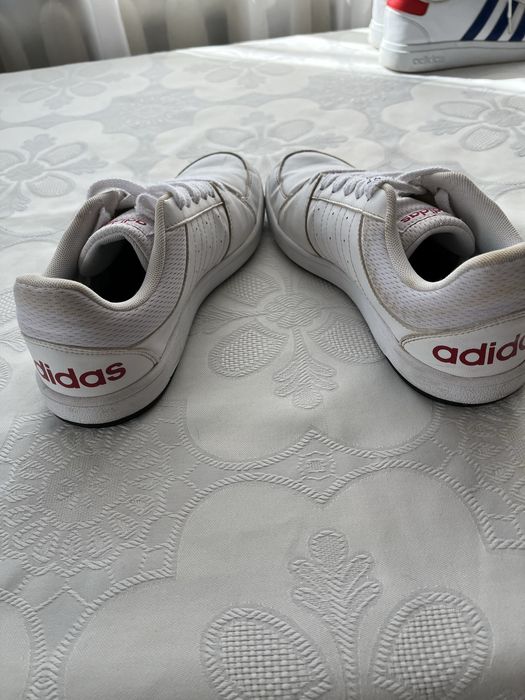 Кросівки adidas.