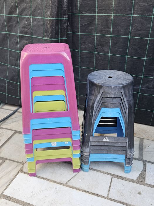 16 bancos de plástico