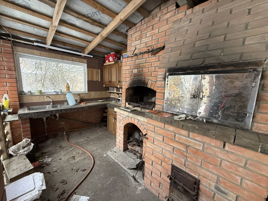 Укомплектований будинок з бомбосховищем