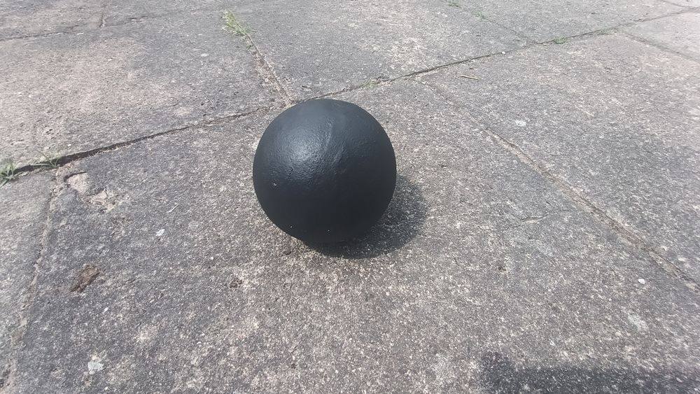 Kula lekkoatletyczna o wadze 5 kg.